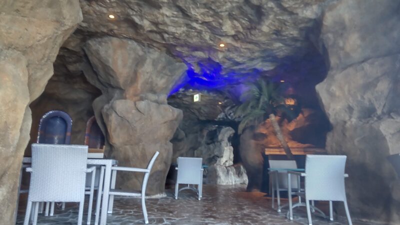 エノスパ　洞窟プール休憩スペース