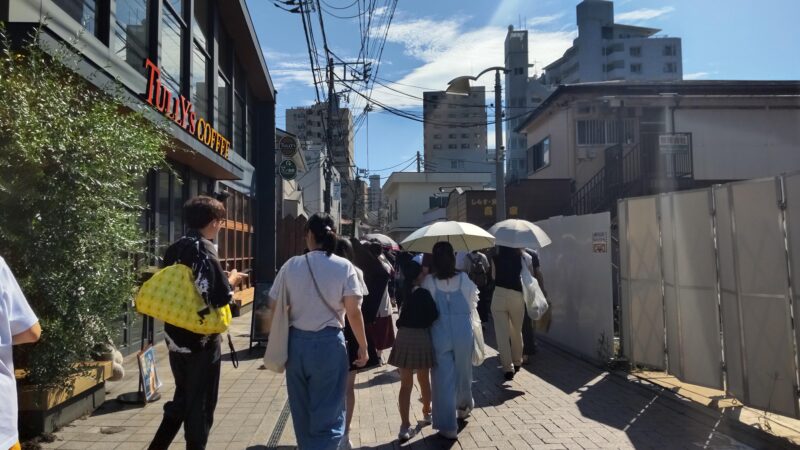 江ノ電　江ノ島駅から江ノ島方面